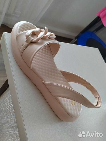 Босоножки новые