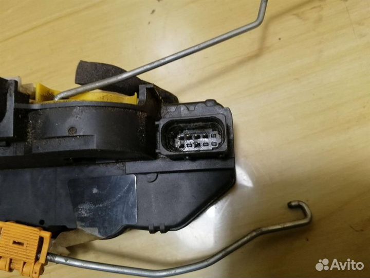 Замок двери задней левой Opel Astra J