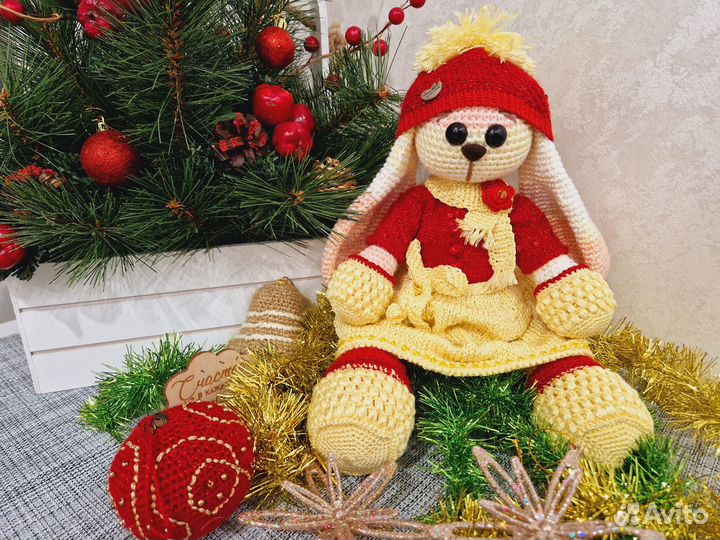 Вязанная игрушка. Новогодняя зайка