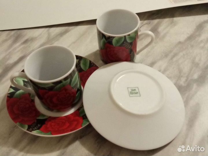 Кофейные чашки с блюдцами