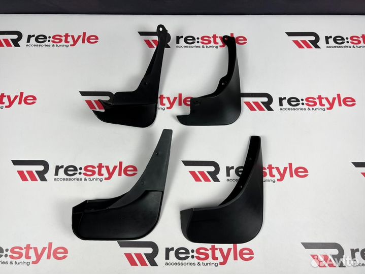Брызговики Toyota Vitz 90 Черные T2031