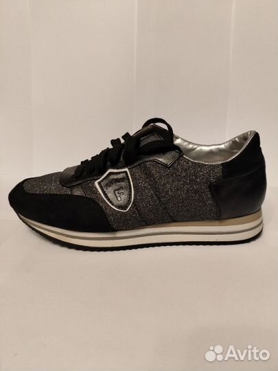 Кроссовки женские