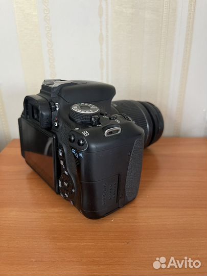 Зеркальный фотоаппарат Canon 600d