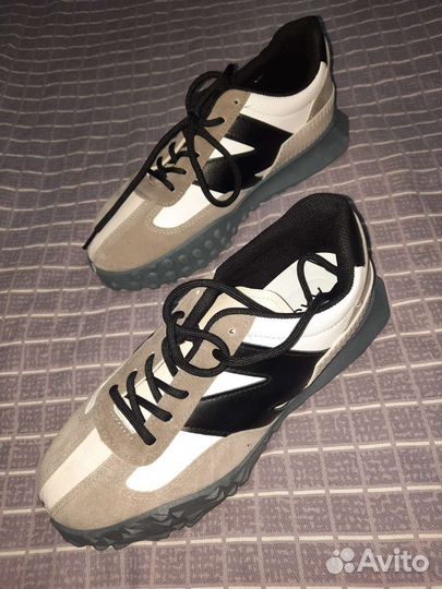 Кроссовки женские