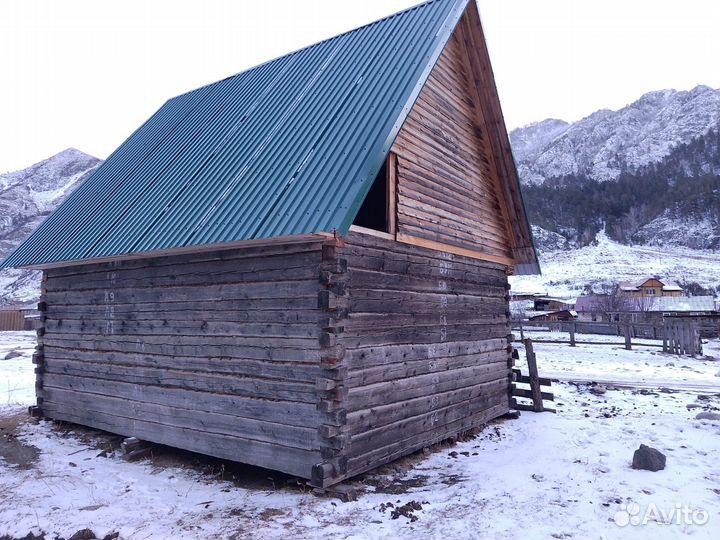 Сруб дома из бревна