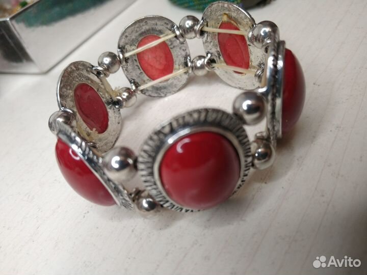 Браслет красный