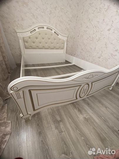Кровать