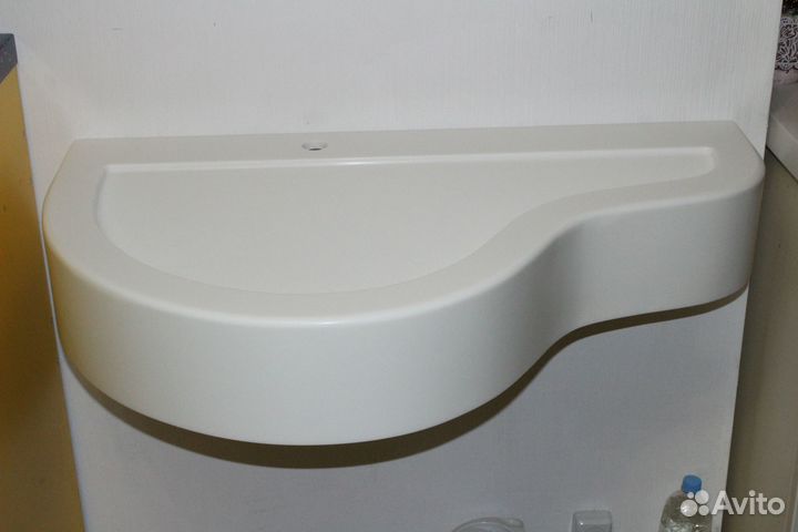 Столешница с раковиной из искусственного камня