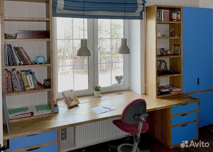 Стол с ящиками и полками