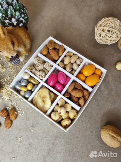 Подарочный набор с орешками, мёдом, сухофруктами