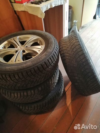 Зимние шипованные шины в сборе