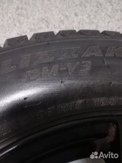 Bridgestone Blizzak DM-V3 R17