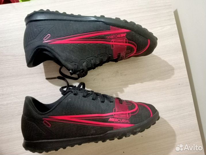 Футбольные бутсы, шиповки, кеды