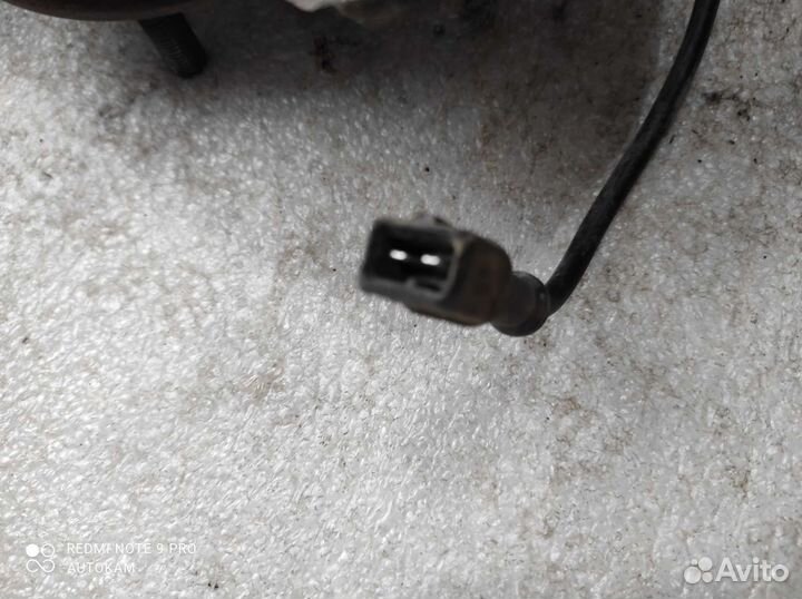 Кулак поворотный правый Mitsubishi Carisma