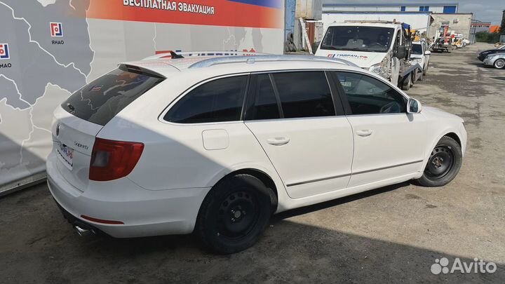 Направляющая заднего бампера правая Skoda Superb