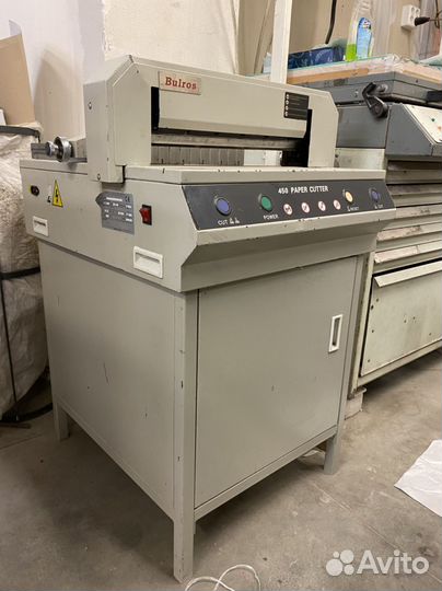 Бумагорезательная машина электрическая