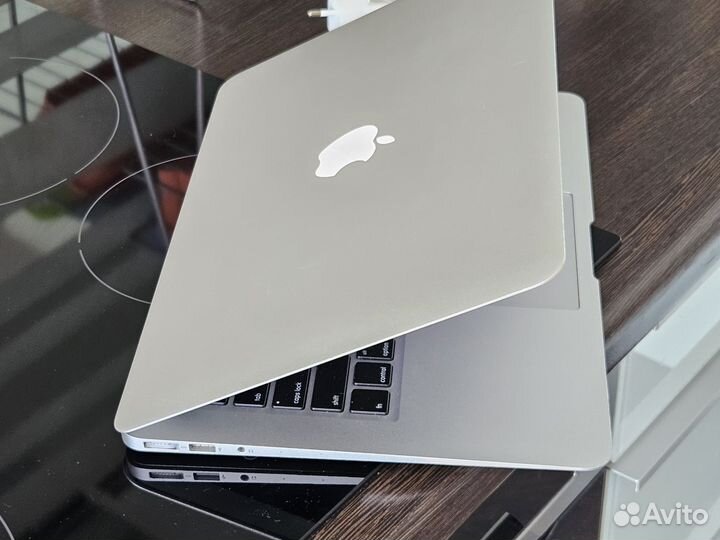 MacBook Air 13 2019 8/128Gb (батарея 100%)