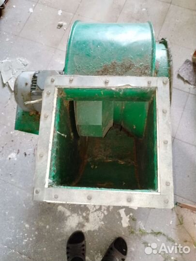 Вентилицыонная вытяжка с мотором