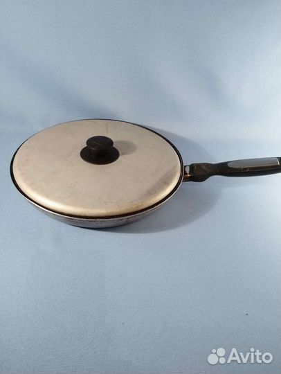 Сковородки, сито, другие кухонные вещи