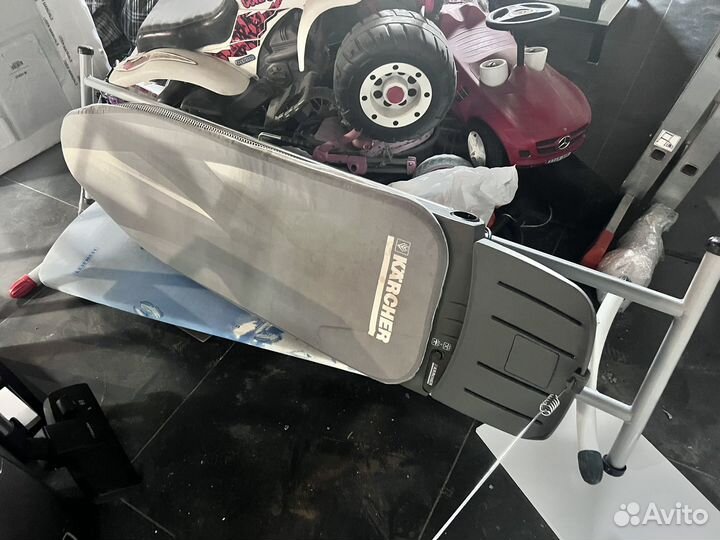 Гладильная доска с утюгом