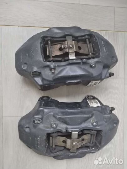 Передний левый суппорт VW Touareg