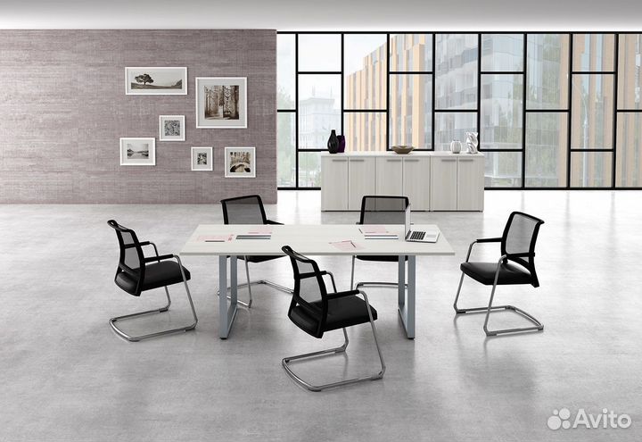 Стол на металлокаркасе в белом цвете