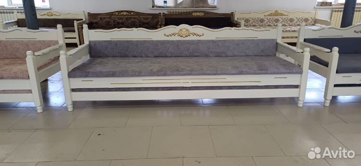 Диван деревянный