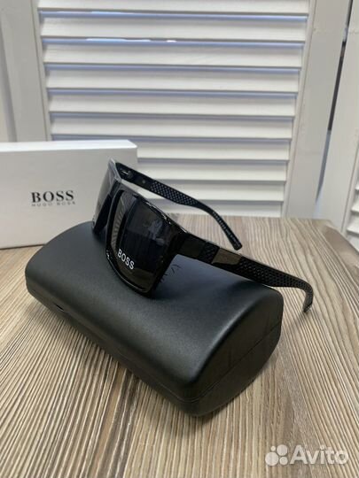 Солнцезащитные очки Hugo Boss