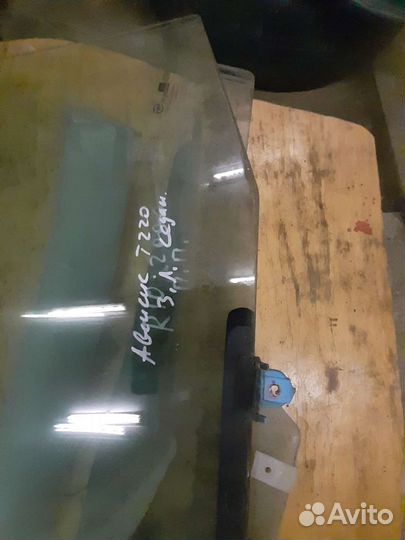 Стекло двери Toyota Avensis 2000