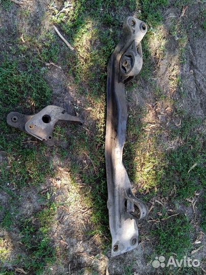 Подушка двигателя nissan primera р 10