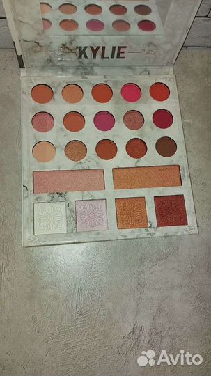 Тени Huda Beauty