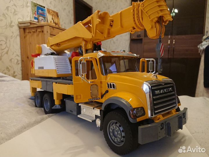 Автокран mack (производство bruder) 1:16