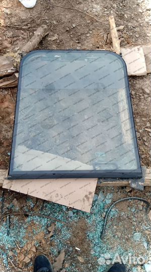 Стекло дверное левое верхнее на Manitou