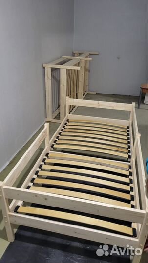 Кровать с матрасом 180*90