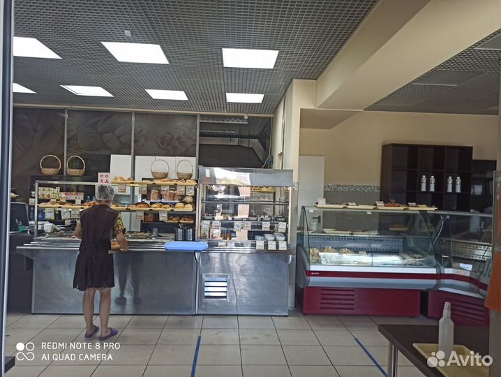 Мойщица посуды в кафе