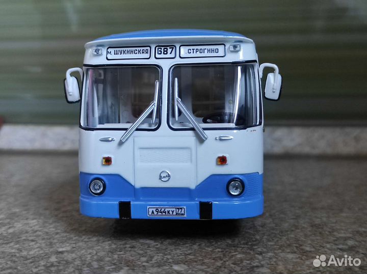 Модель автобуса лиаз-677М 1:43 бело-голубой