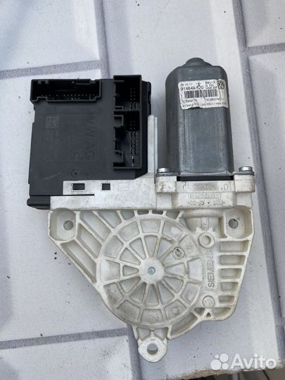 Моторчик стеклоподьемника передний правый Пассат