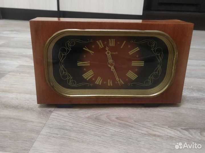 Часы янтарь