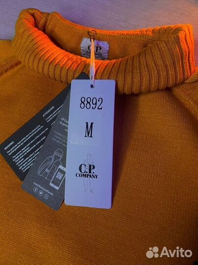 Свитер с горлом CP Company на руках