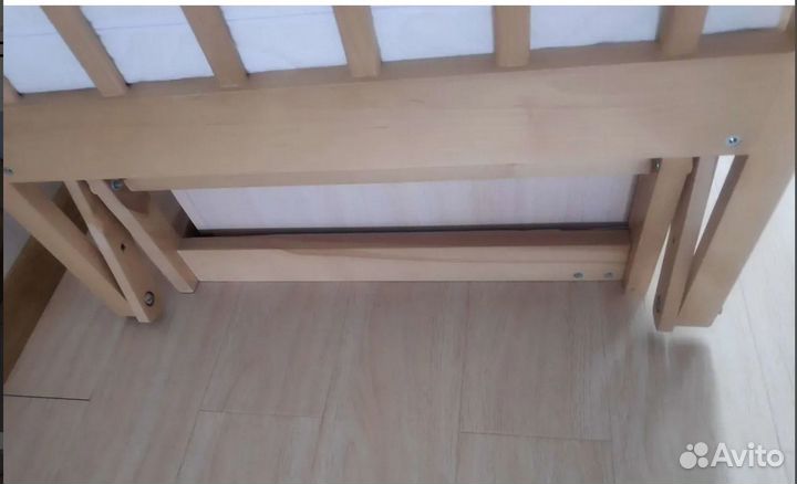 Кроватка детская с ящиком и маятником