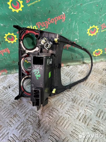 Консоль центральная Pontiac Vibe