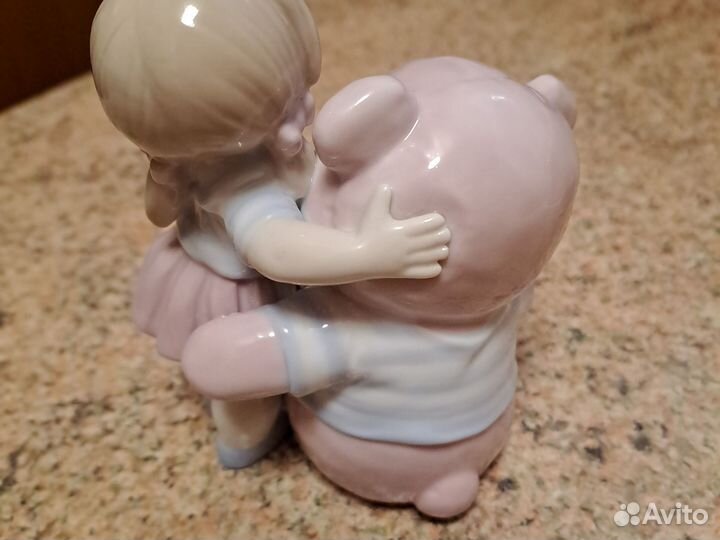 Статуэтка Павоне фарфор