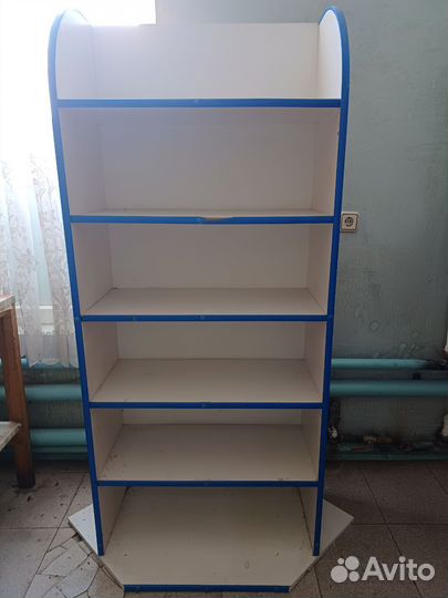 Витрины,прилавки и холодильник