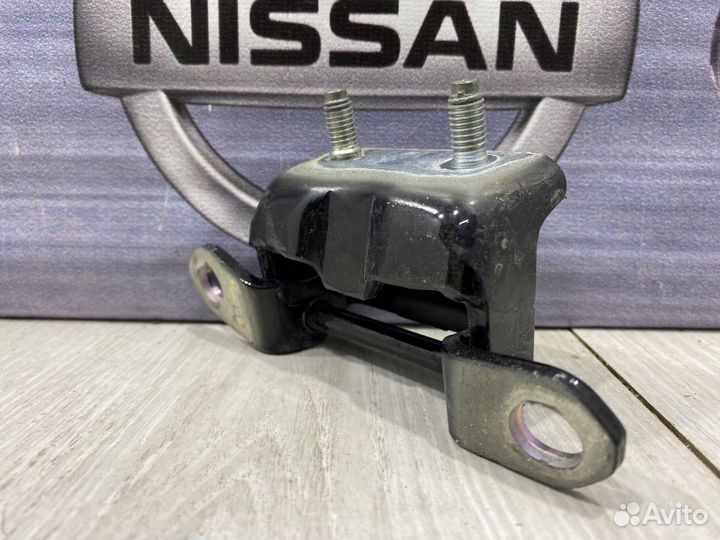 Петля двери Nissan almera G15 Лев