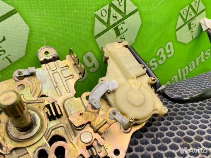 Замок двери задний левый Mazda Mpv LW5W GY-DE 2.5