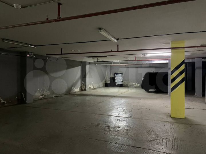 Машиноместо, > 30 м²