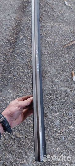 Молдинг стекла передний левый на Mercedes W140