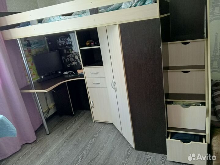 Детская кровать чердак со столом и шкафом б/у