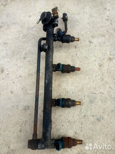 Топливная рампа с форсунками Mazda 626 GE