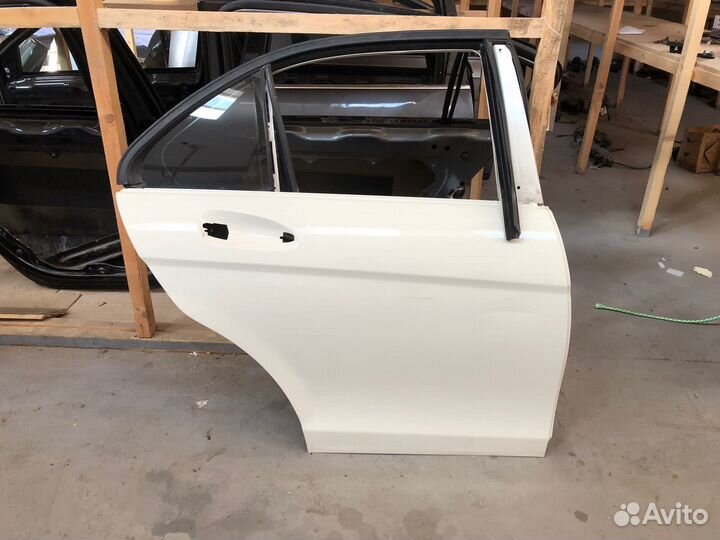 Дверь задняя правая на Mercedes w204